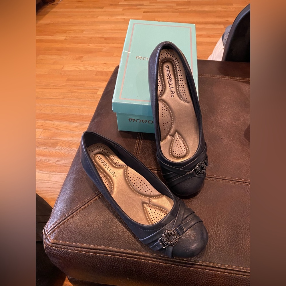 Mirabella shoes, size 7M navy , small heel NWOT (#76)